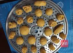 Illustration of how to make rose pumpkin steamed buns 3