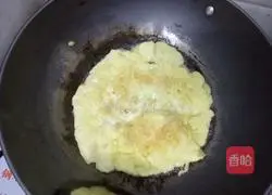 Illustration of how to make cabbage and egg fried rice 3