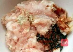 Illustration of how to make leek and meat dumplings 3