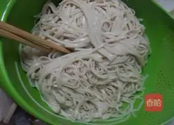 Illustration of how to make fried noodles with cabbage and shredded pork 2