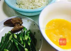 Illustration of how to make stir-fried noodles with leek seedlings, foie gras and eggs 4