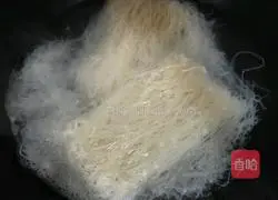 Illustration of how to make seafood rice noodles 2