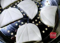 Illustration of how to make hinge cake 12