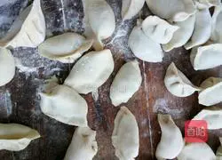 Illustration of how to make pork, cabbage and shrimp dumplings 6