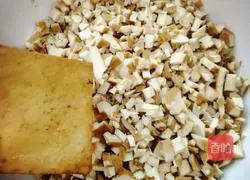 Illustration of how to make dried wild rice bean dumplings 1