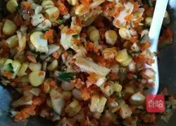 Illustration of how to make carrot, corn, mushroom and meat dumplings 8