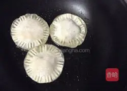 Illustration of how to make banana pie with dumpling skin 7