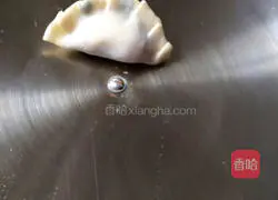 Illustration of how to make mushroom and pork dumplings 8