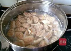 Illustration of how to make pork and king oyster mushroom dumplings 12