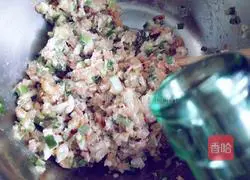 Illustration of how to make onion and pork wonton stuffing 8