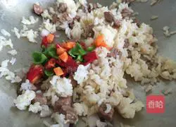 Illustration of how to make fried rice with beef and vegetables 9