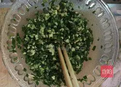 Illustration of how to make leek and egg dumplings 1