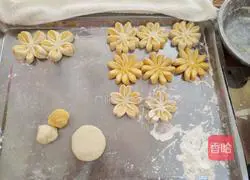 Illustration of how to make pumpkin pattern steamed buns 2
