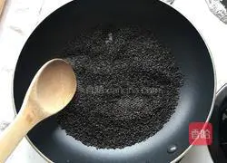 Illustration of how to make piglet and sesame glutinous rice balls 1