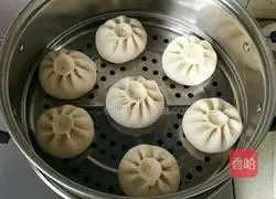 Illustration of how to make pork and radish buns 21