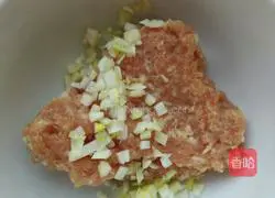 Illustration of how to make lotus root meat pie 2