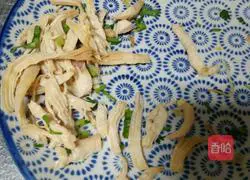 Illustration of how to make shredded chicken noodles 3