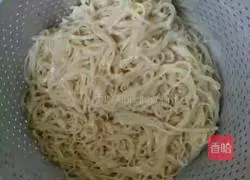 Illustration of how to make noodles with heavy sauce 3