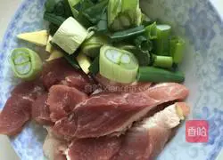 Illustration of how to make steamed buns stuffed with green onions and pork 4