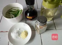 Illustration of how to make dumpling stuffing with chives and meat stuffing 4