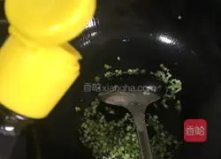 Illustration of how to make fried rice with chives and eggs 5