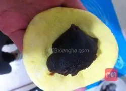 Illustration of how to make cornmeal and bean paste steamed buns 5