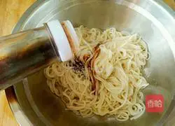 Illustration of how to make cucumber noodles 4
