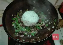 Illustration of how to make green pepper and beef fried rice 9