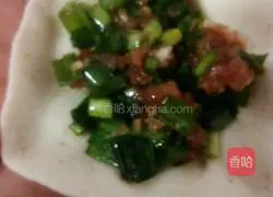 Illustration of how to make leek and meat dumplings 10