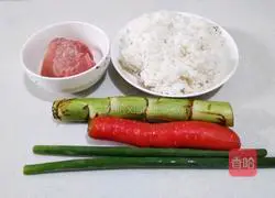 Illustration of how to make lettuce, carrot and diced pork fried rice 1