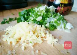 Illustration of how to make lotus root meat dumpling stuffing 2