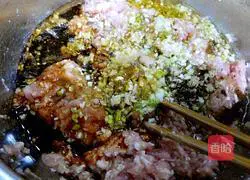 New Year's Eve dinner_Illustration of how to make pork dumplings 4