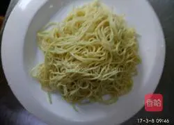 Illustration of how to make small fried noodles 1
