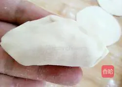 Illustration of how to make carotene stuffed dumplings 14