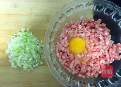 Illustration of how to make fresh meat wontons 1