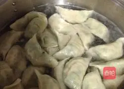 Illustration of how to make pork, zucchini and chive dumplings 8