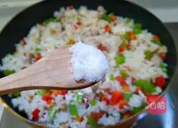 Illustration of how to make fried rice with lettuce, carrot and diced meat 12