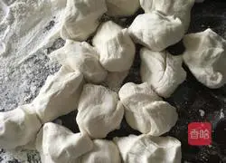 Illustration of how to make Shanghai meat dumplings 2