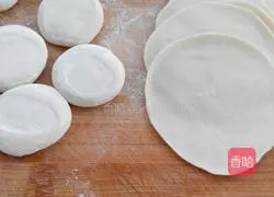 New Year's Eve dinner_Illustration of how to make pork dumplings 9