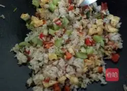 Illustration of how to make fried rice with cherry tomatoes, mixed vegetables and eggs 8