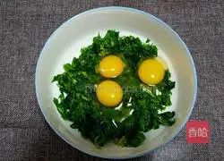 Illustration of how to make celery leaf egg pancake 1