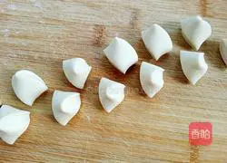 Illustration of how to make leek and meat dumplings 9