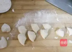 Illustration of how to make pork and lotus root dumplings 11