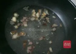 Illustration of how to make fried rice with colorful vegetables and cured meat 5