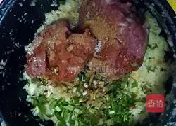 Illustration of how to make cabbage and pork wontons 2