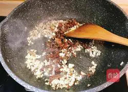 Illustration of how to make scallop and egg fried rice 12