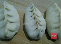 Leaf buns...Illustration of fennel stuffing 17