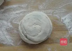 Illustration of how to make hot scallion pancakes 7