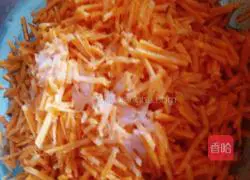 (Hot noodles) Illustration of how to make carrot shredded cake 1