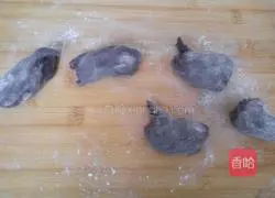 Illustration of how to make black rice noodle steamed buns 11